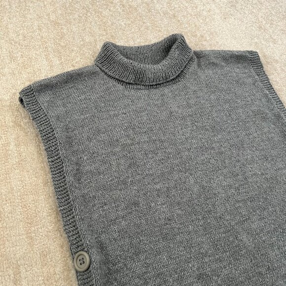 Handmade Gray Chunky Knit Turtleneck Sleeveless Sweater - Picture 2 of 8